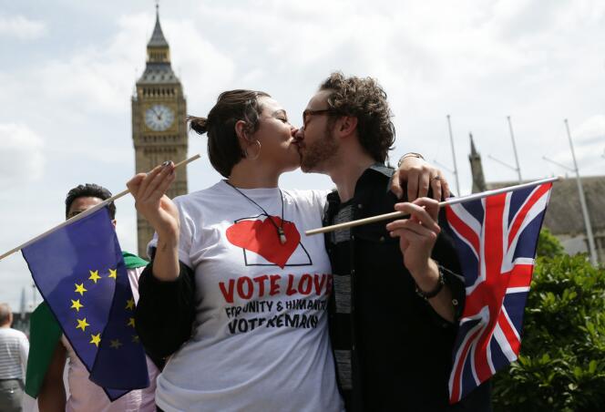 Deux militants anti-Brexit devant le Parlement britannique, le 19 juin, à Londres.