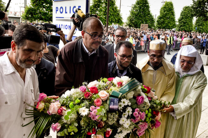 Dépôt de gerbe devant le commissariat de Mantes-la-Jolie, par des représentants des mosquées des environs, dimanche 19 juin.