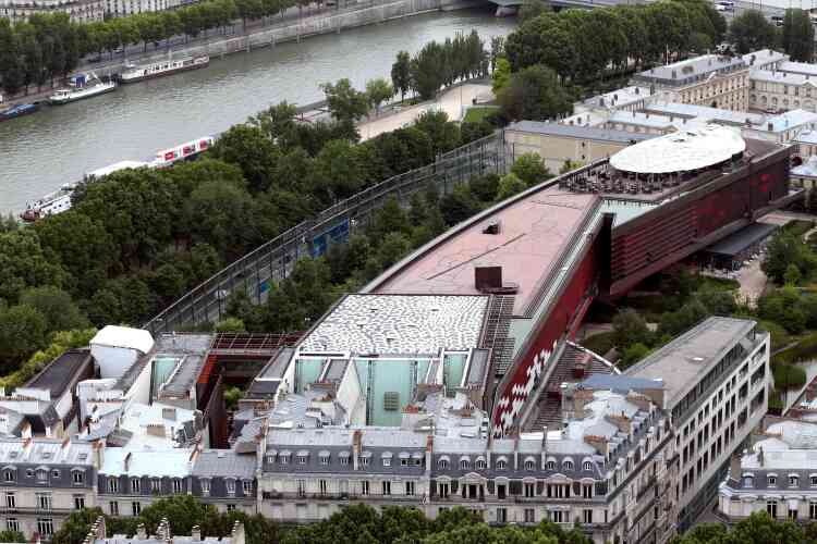 A l’origine, un terrain – qui abritait salons et autres événements culturels – est retenu sur les bords de la Seine, à deux pas de la tour Eiffel : l’architecte Jean Nouvel est alors chargé de concevoir le musée.