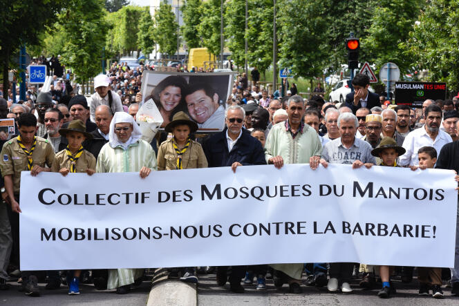 Omar Eddaoudi, imam de la grande mosquée de Mantes-la-Jolie, en tête de la marche à la mémoire des deux policiers assassinés au nom de l’Etat islamique.