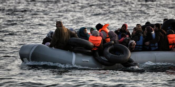 Des migrants sur une embarcation provenant de Mytilène, la principale ville de Lesbos, une île grecque de la mer Egée. Le 29 février.