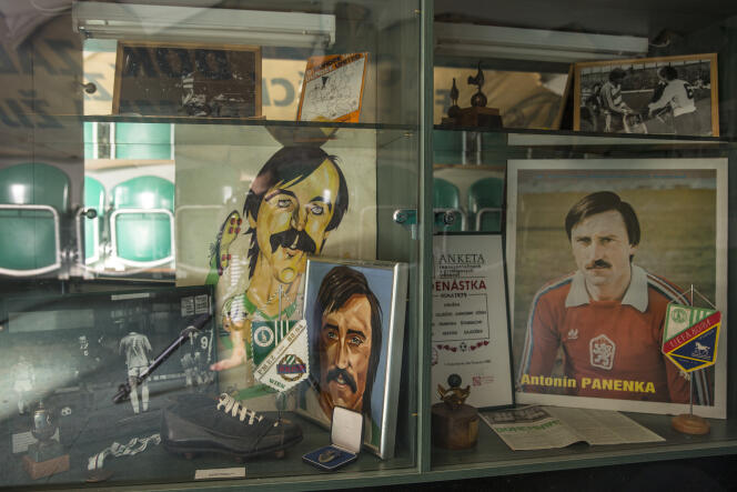 Une vitrine contenant des objets rappelant la carrière d’Antonin Panenka, dans les bureaux du stade des Bohemians 1905 à Prague.