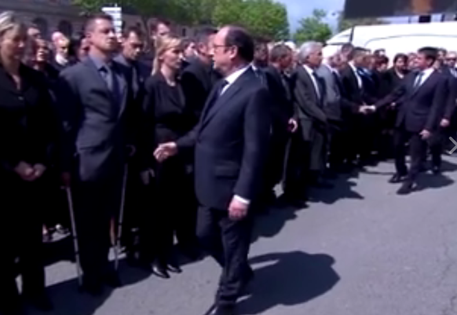 François Hollande et le policier qui a refusé de lui serrer la main, vendredi 17 juin, lors de la cérémonie d’hommage au couple de policiers assassinés à Magnanville (Yvelines).