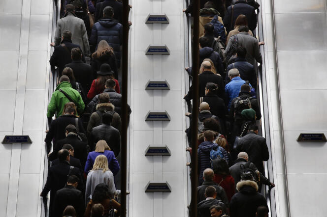 Des passagers du métro à la station Canary Wharf de Londres, le 15 mars 2016.