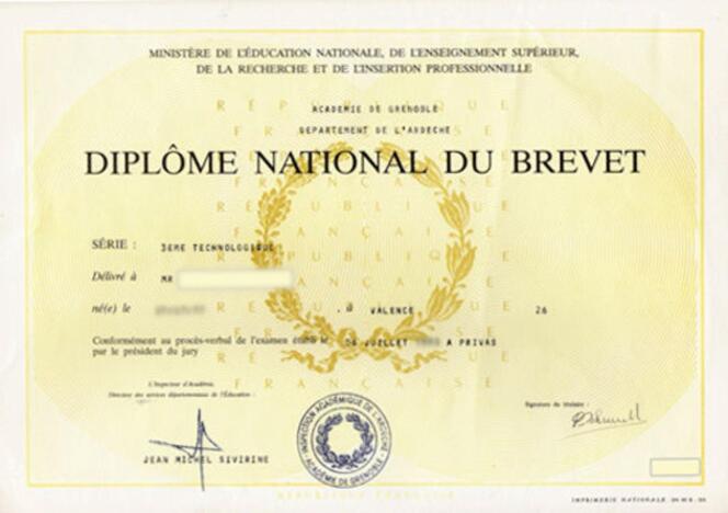 Un exemplaire du diplôme national du brevet