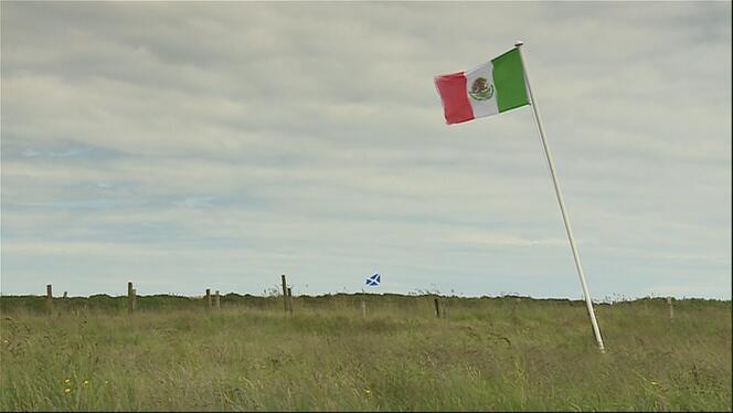 David Milne, une voisine de Donald Trump en Ecosse, a hissé un drapeau mexicain afin de dénoncer l’attitude du milliardaire.