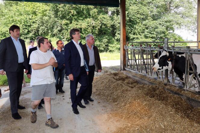 Arnaud Montebourg visite une ferme laitière à Nouzilly (Indre-et-Loire), le 22 juin.