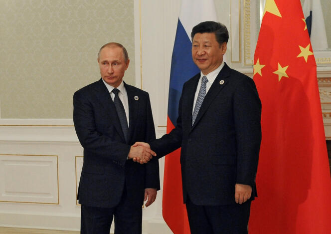 Le président russe Vladimir Poutine et son homologue chinois Xi Jinping jeudi 23 juin à Tachkent en marge du sommet de l’Organisation de coopération de Shanghaï.
