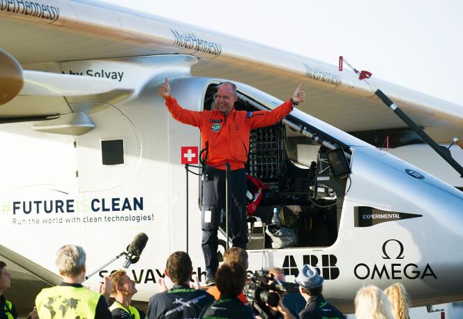 L’explorateur et psychiatre Bertrand Piccard (ici avec le Solar Impulse, à l’aéroport de Séville en 2016) veut convaincre les dirigeants de la planète de l’urgence de lutter contre le changement climatique.