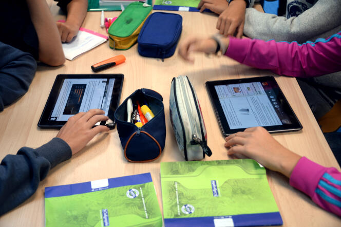 Des élèves utilisent des tablettes pendant leur cours, à Saint Brieuc, le 12 septembre.