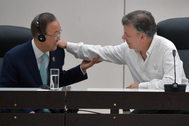 Le secrétaire général de l’ONU, Ban Ki-moon, et le président colombien, Juan Manuel Santos, lors de la signature de l’accord à La Havane, le 23 juin.