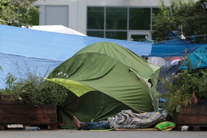 Un camp de migrants s’est reconsituté, près de la Halle Pajol, place Nathalie-Sarraute, à Paris, le 23 juin.