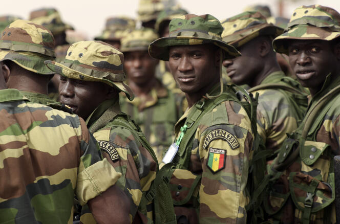 Sur la base aérienne de Thiès, près de Dakar, des soldats sénégalais participent, en février 2014, à un exercice militaire réunissant des troupes africaines, européennes et américaines engagées dans la lutte contre le terrorisme au Sahel.