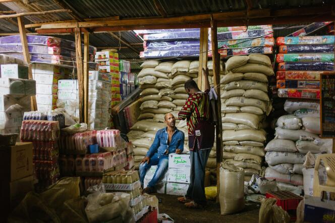 Mesfin Getahun, dit « le millionnaire », tient un imposant commerce de gros dans le camp de réfugiés de Kakuma, dans le nord-ouest du Kenya. Originaire d’Ethiopie, Il emploie une trentaine de travailleurs, tant des réfugiés que des Kenyans issus de la tribu locale des Turkanas.