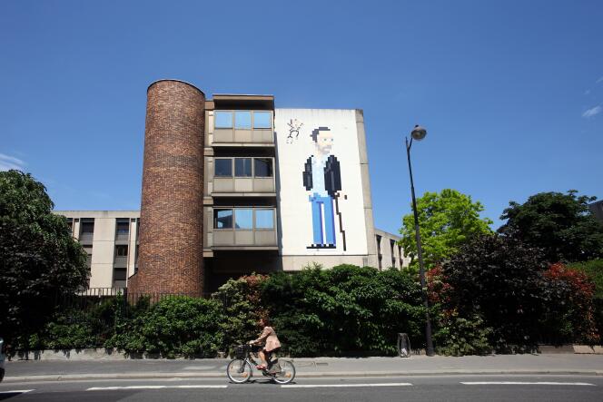 Le street artiste parisien Invader a réalisé, jeudi 23 juin, une mosaïque géante à l’effigie du célèbre médecin de la série télévisée américaine.
