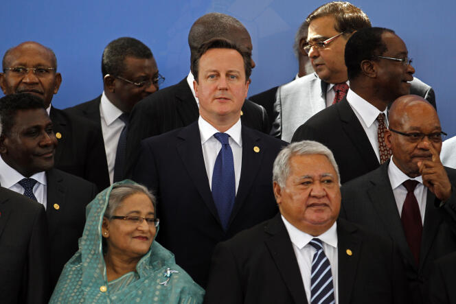 Le premier ministre britannique, David Cameron, lors d’un sommet du Commonwealth en 2013 au Sri Lanka. A sa gauche, le président sud-africain, Jacob Zuma, partenaire important du Royaume-Uni en Afrique.