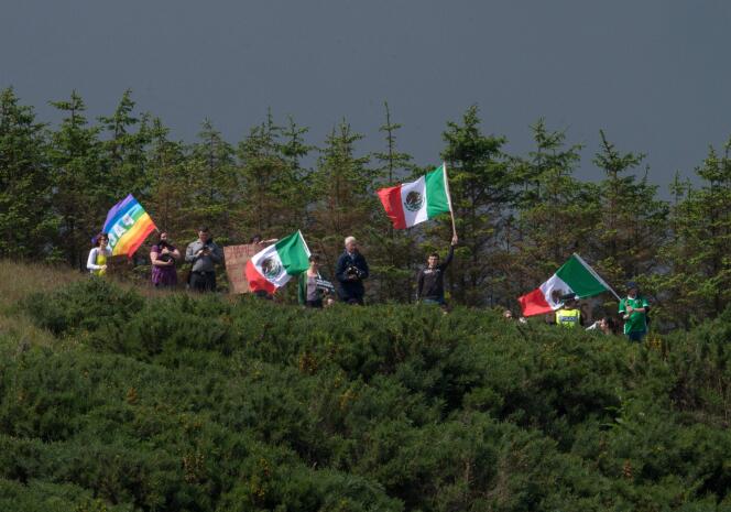 Les manifestants se sont postés sur une colline surplombant le Trump International Golf Links, avant l’arrivée du milliardaire américain.