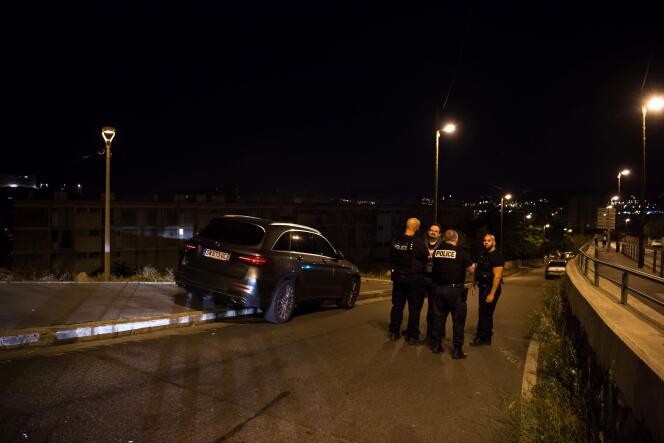 Des policiers bloquant l’accès à la scène de règlement de comptes, à Marseille, dans la nuit du vendredi 24 au samedi 25 juin.