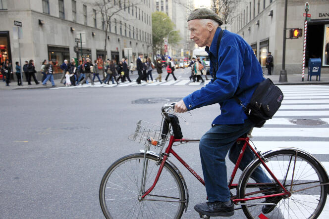 Le photographe du « New York Times » Bill Cunningham le 23 novembre 2010 dans les rues de New York.
