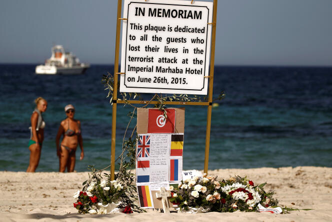 Une plaque en hommage aux victimes de la fusillade de Sousse, en Tunisie, tuées le 26 juin 2015.