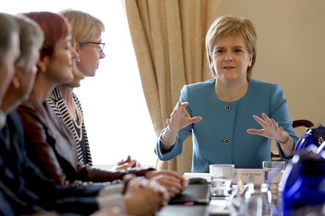 La première ministre écossaise Nicola Sturgeon a réuni son gourvenement en  urgence  à Edimbourg le 25 juin .