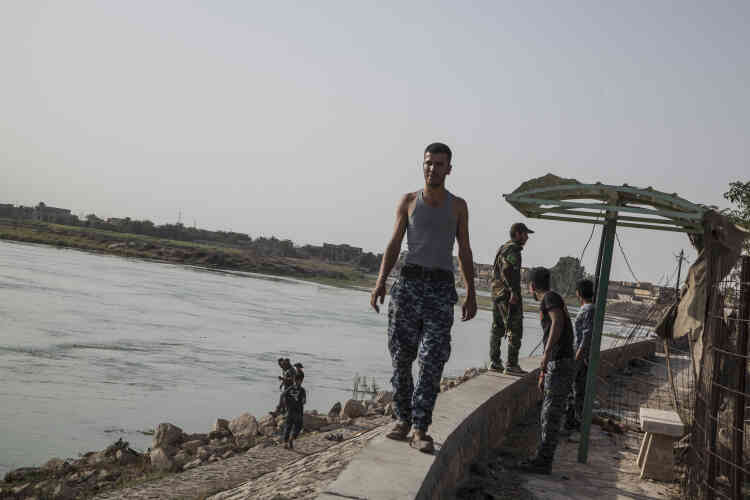 Après trente-six heures de combats ininterrompus sous des températures frôlant les 45 °C, certains combattants sont partis se baigner dans l’Euphrate, à l'ouest du quartier de Jolan.