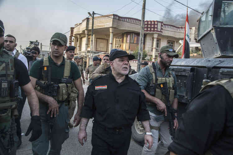 Vêtu de son uniforme noir de commandant en chef des armées, le premier ministre irakien, Haider Al-Abadi, visite des quartiers de Fallouja. « Tout le monde s’attendait à une longue bataille. Elle a été rapide. Il faut désormais réparer la ville, la nettoyer des engins explosifs. Nous allons concentrer nos forces sur Mossoul et les poches de résistance dans l’Anbar », a-t-il déclaré au « Monde ».