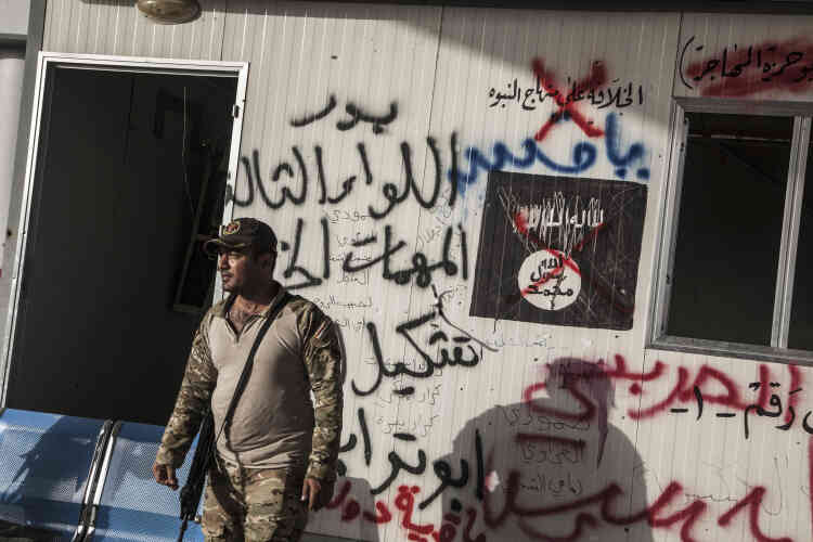 Un poste de contrôle pris à l’organisation Etat islamique dans le centre de Fallouja. Sur le mur, en bleu et noir, la milice chiite Badr a inscrit  « Ya Hussein » et « Badr. 3e brigade ».