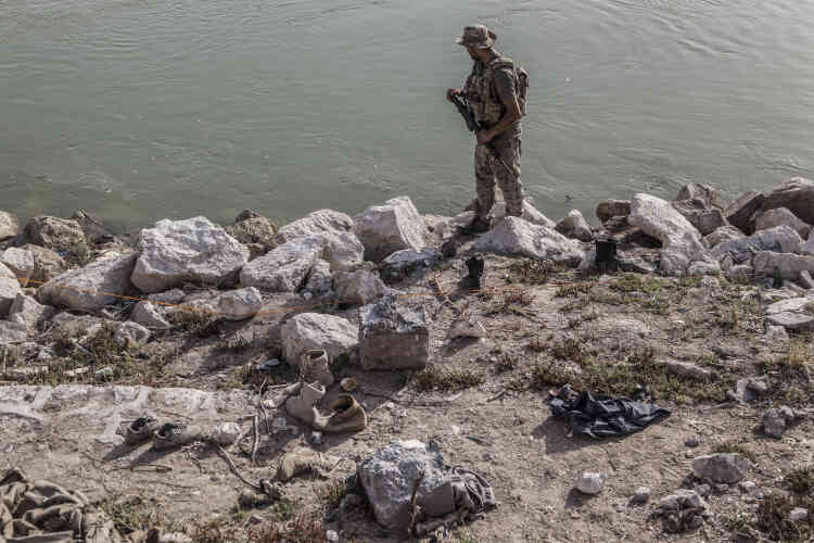 Sur la rive, des chaussures et des armes ont été abandonnées par des combattants de l’EI qui ont fui à la nage.