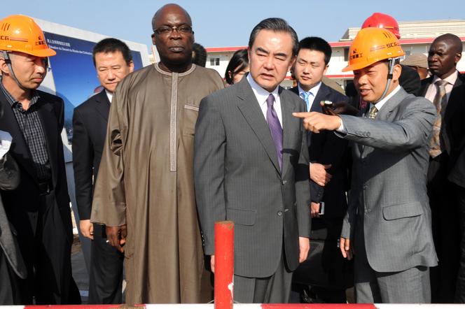 Le ministre des affaires étrangères chinois, Wang Yi, et le ministre de la culture sénégalais, Abdou Azize Mbaye, à Dakar, en janvier 2014.