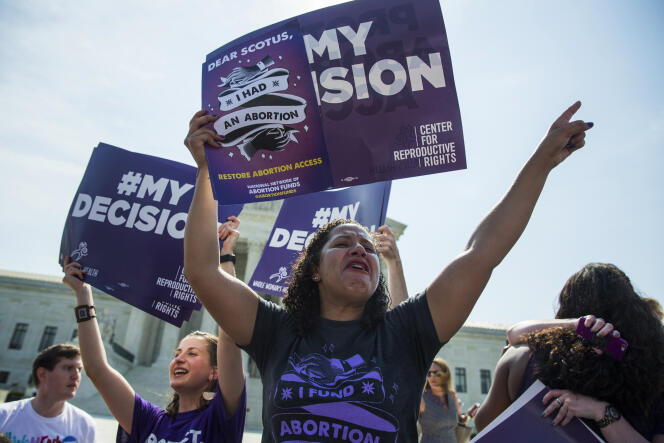 Des défenseurs du droit à l’avortement célèbrent la décision de la Cour suprême, lundi, à Washington.