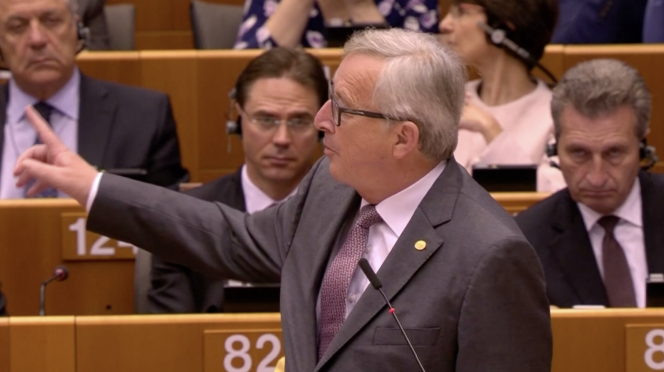 Le président de la Commission européenne, Jean-Claude Juncker, lance aux députés du UKIP : « C’est la dernière fois que vous applaudissez ici », lors de la session extraordinaire du Parlement européen, le 28 juin 2016.