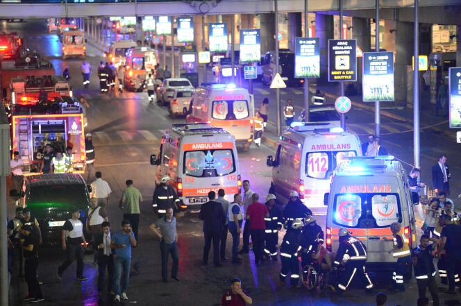 Les services de secours viennent en aide aux victimes de l’attentat survenu lmardi 28 juin à l’aéroport international Atatürk d’Istanbul.