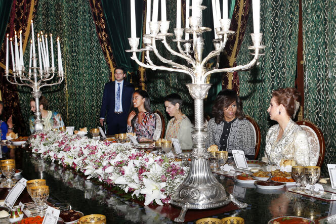 De droite à gauche, Lalla Salma, épouse du roi Mohammed VI, la première dame des Etats-Unis Michelle Obama, la princesse Lalla Meryem et Malia Obama, 18 ans, lors d’une dîner de gala au palais royal de Marrakech, mardi 28 juin 2016.