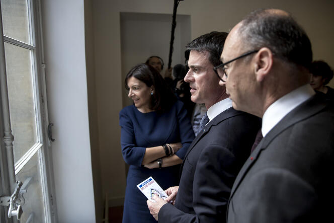 Le 17 juin, Manuel Valls, premier ministre, visite des locaux du ministère de la défense à Paris avec la maire, Anne Hidalgo.