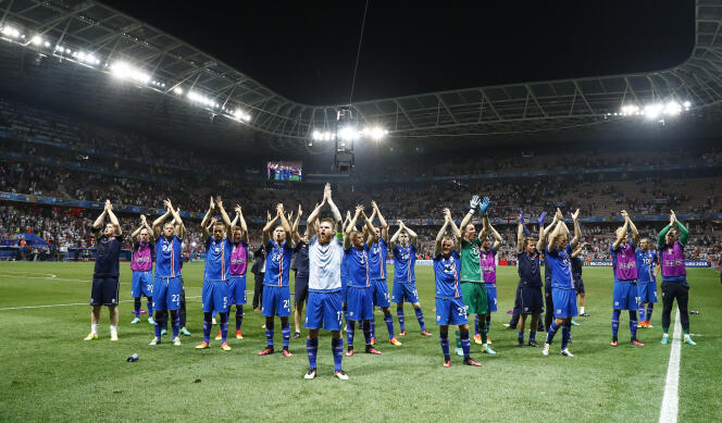 Les joueurs islandais célèbrent leur victoire (2-1) contre les Anglais, lundi 27 juin, à Nice.