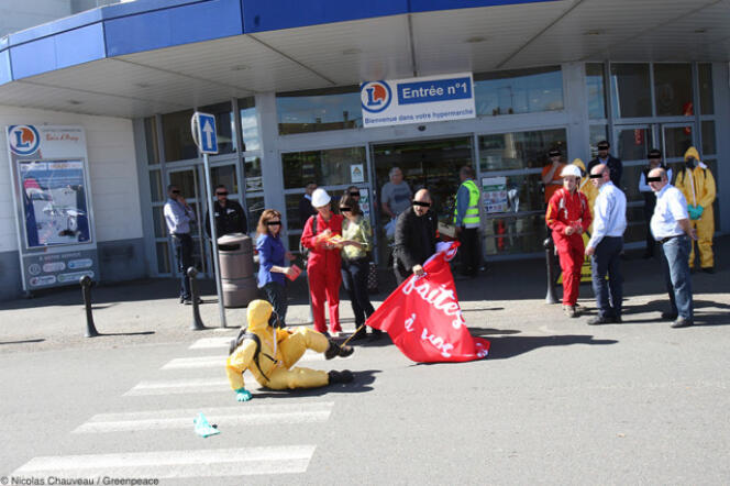 Un militant de Greenpeace bousculé par un employé de E. Leclerc, le 22 juin à Bois-d’Arcy (Yvelines).