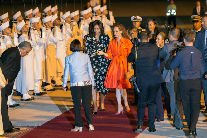 La première dame Michelle Obama accueillie à Marrakech par la princesse Lalla Salma du Maroc, dans la nuit de lundi à mardi 28 juin 2016.