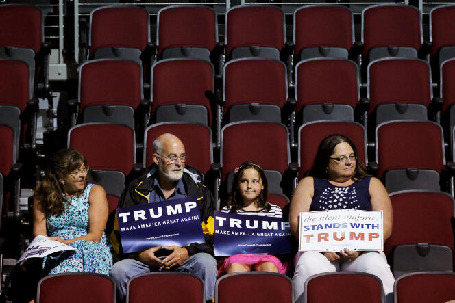 Audience members wait for a campaign rally with U.S. Republican presidential candidate Donald Trump in Bangor, Maine, June 29, 2016. REUTERS/Brian Snyder