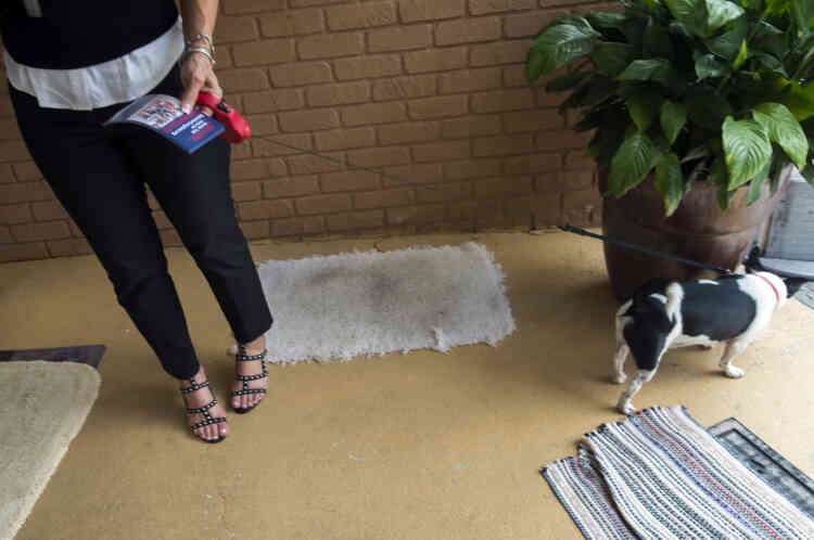 Christine Quinn distribue ses tracts, chaussée de ses hauts talons Ivanka Trump, la marque de la fille du milliardaire. Elle est accompagnée de son chien, Rockie.