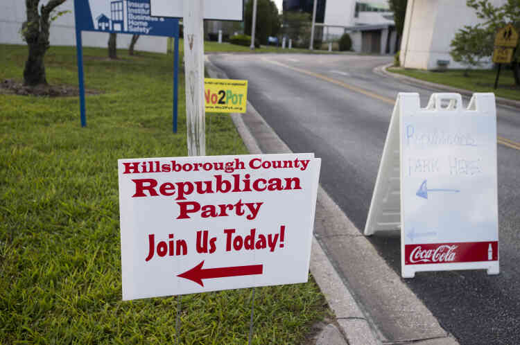 Un panneau indicateur pour une réunion du Parti républicain au nord de Tampa, en vue de la campagne présidentielle.