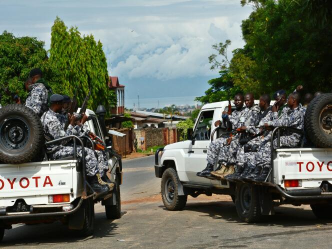 Des militaires burundais près de l’endroit où a été assassiné le général Athanase Kararuza, en avril, à Bujumbura.