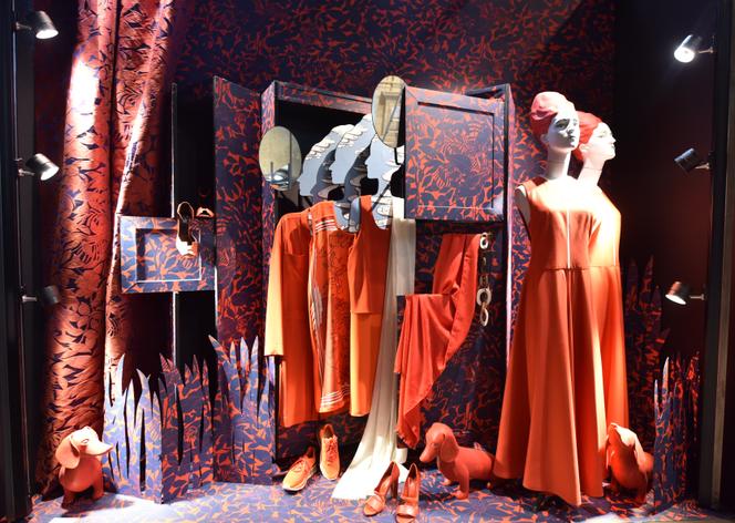 Les Vitrines Hermes ／ Le Monde d'Hermès Amazon.com: Les Vitrines Hermès: Contes nomades de Leïla