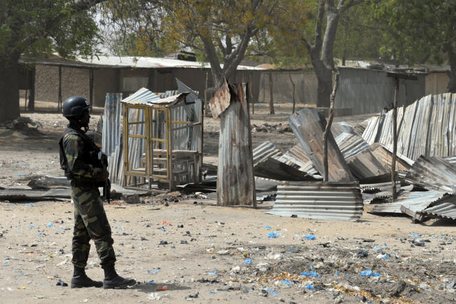 Un soldat camerounais à Fotokol, dans le nord du Cameroun, le 17 février 2015, après des affrontements avec le groupe Boko Haram.