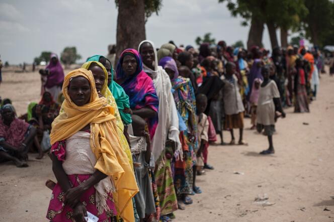 File d’attente devant un point de ravitaillement de l’Unicef au Nigeria, où opère Boko Haram.