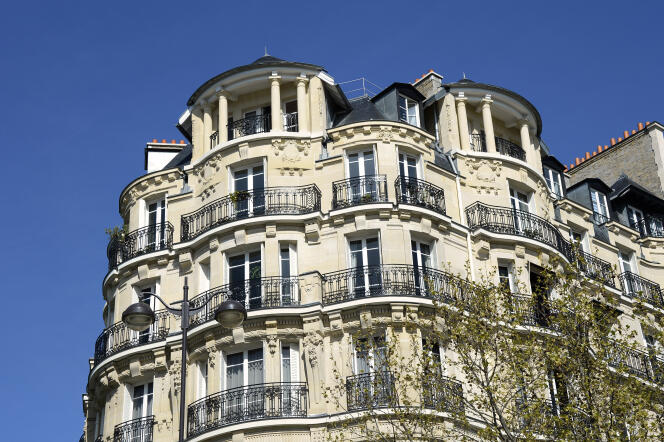 A picture taken on April 14, 2015 shows a Haussmannian style building in Paris. AFP PHOTO / BERTRAND GUAY / AFP PHOTO / BERTRAND GUAY