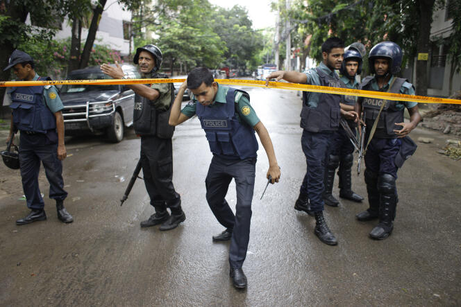 Des policiers bangladais dans le quartier de Dacca où une attaque, revendiquée par l’organisation de l’Etat islamique, a fait 20 morts vendredi 1er juillet.