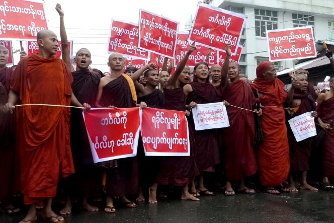 Des moines bouddhistes participent à une manifestation antimusulmane à Sittwe, dans l’Etat de Rakhine (ouest de la Birmanie), le 3 juillet.