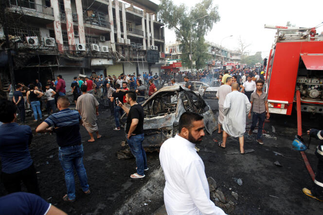 Sur les lieux de l’attentat qui a fait au moins 119 morts à Bagdad dimanche 3 juillet.