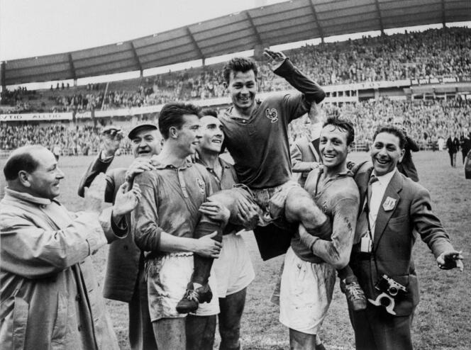l'attaquant français Just Fontaine est porté en triomphe par ses coéquipiers Yvon Douis, André Lerond et Jean Vincent (de G à D) après avoir marqué 4 buts contre l'Allemagne, le 28 juin 1958 à Göteborg, lors du match comptant pour la 3e place de la Coupe du monde de football.
